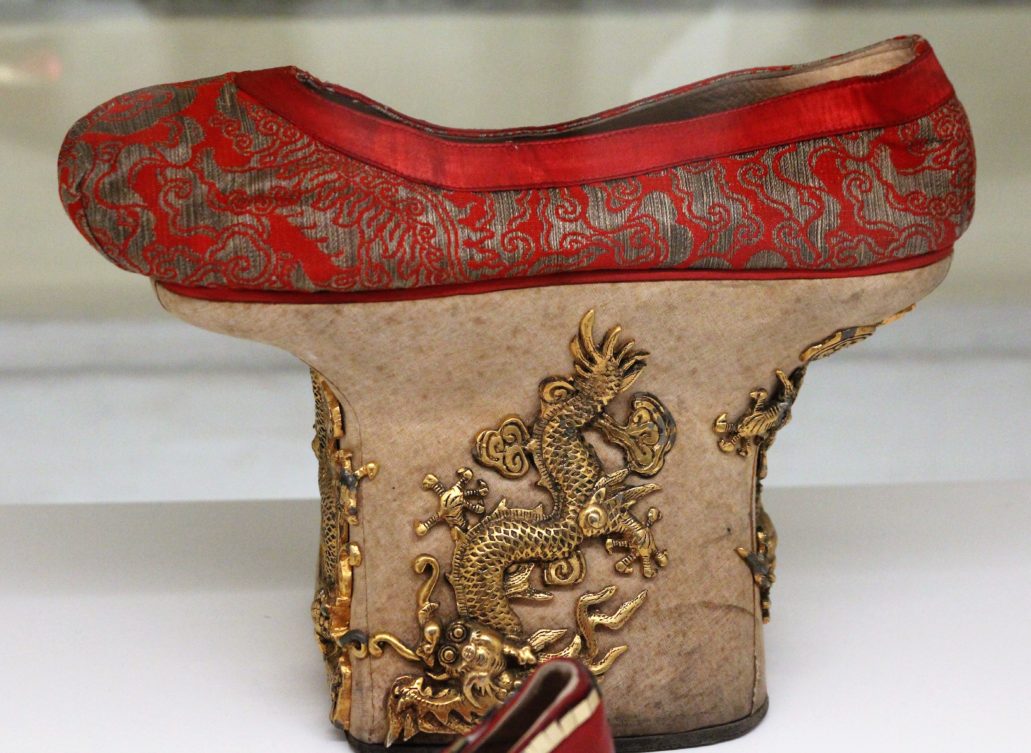 Vittorio Nino Novarese. Zaskakujący projekt chińskich butów do  filmu Kleopatra z 1963 r. Fot. Jerzy S. Majewski