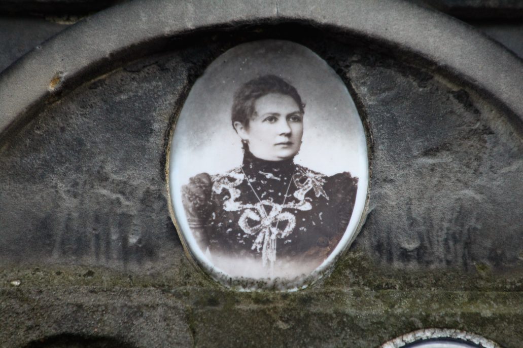 Warszawa. Cmentarz Bródnowski. Fotografia na porcelanie na nagrobku Anuszewskich. Fot. Jerzy S. Majewski
