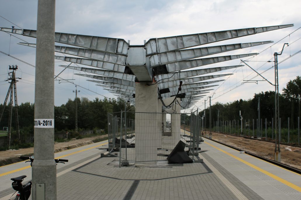 Konstrukcja wiaty na peronie w Kobyłce - Ossowie. Fot. Jerzy S. Majewski