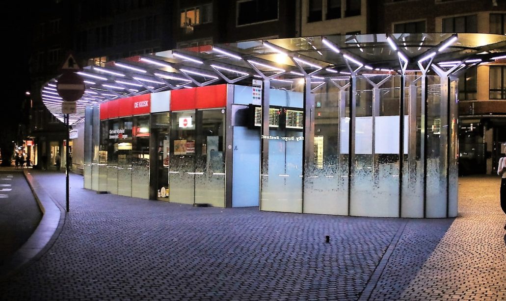 Leuven. Wiata przystanku z wbudowanym kioskiem i punktem informacji o odjazdach autobusów. Fot. Jerzy S. Majewski