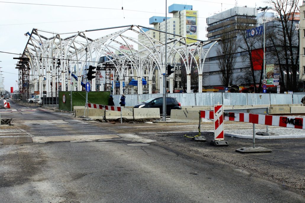 Łódź. Centrum przesiadkowe. Konstrukcja wiaty w trakcie montażu w styczniu 2015 r. Fot. Jerzy S. Majewski