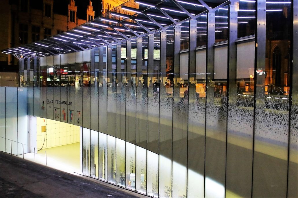 Leuven. Jednolita, szklana ściana integruje wiatę z usytuowanym poniżej parkingiem rowerowym. Fot. Jerzy S. Majewski