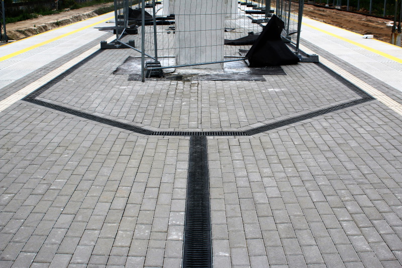 Układ kratek odwadniających na peronie w Kobyłce - Ossowie zdaje się powtarzać kształt poczekalni pod dawnymi wiatami. Fot. Jerzy S. Majewski