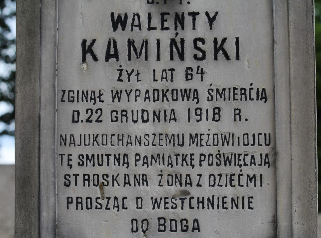 Warszawa. Cmentarz Bródnowski. Napis na nagrobku Walerego Kamińskiego z 1918 r. Fot. Jerzy S. Majewski