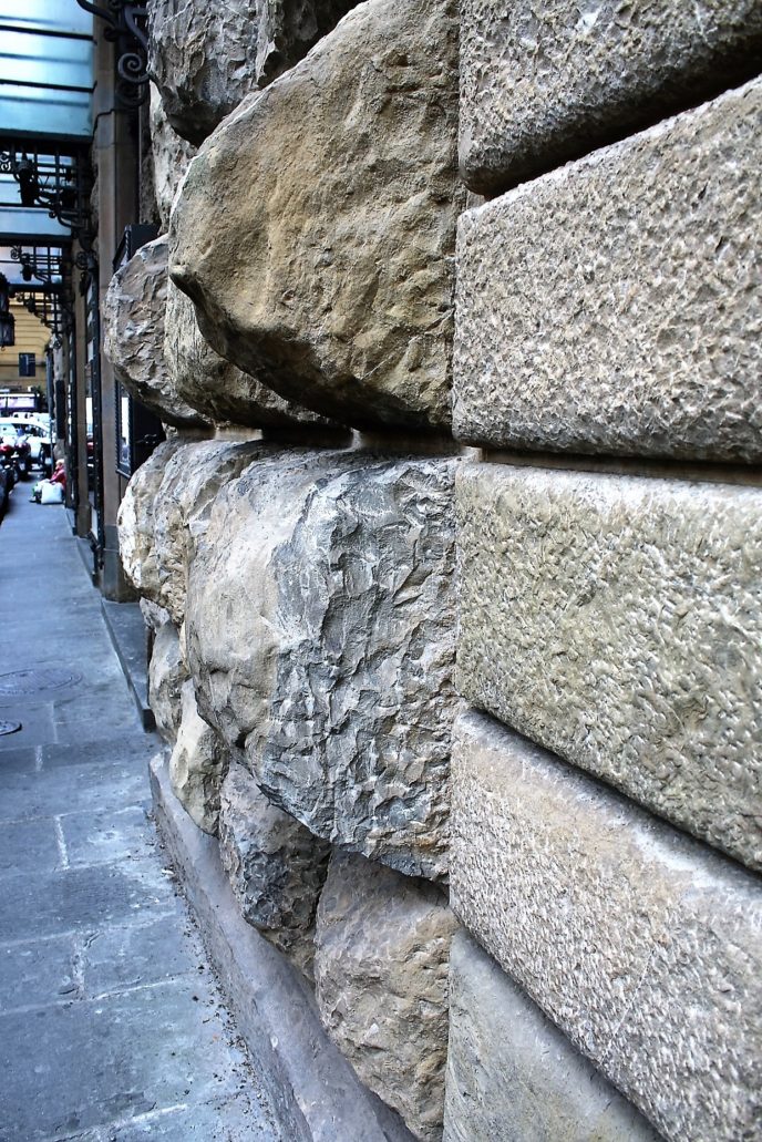 Florencja. Palazzo Strozzi. Fragment rustyki w przyziemiu pałacu. Tworzą ją ogromne ciosy kamienne. Fot. Jerzy S. Majewski