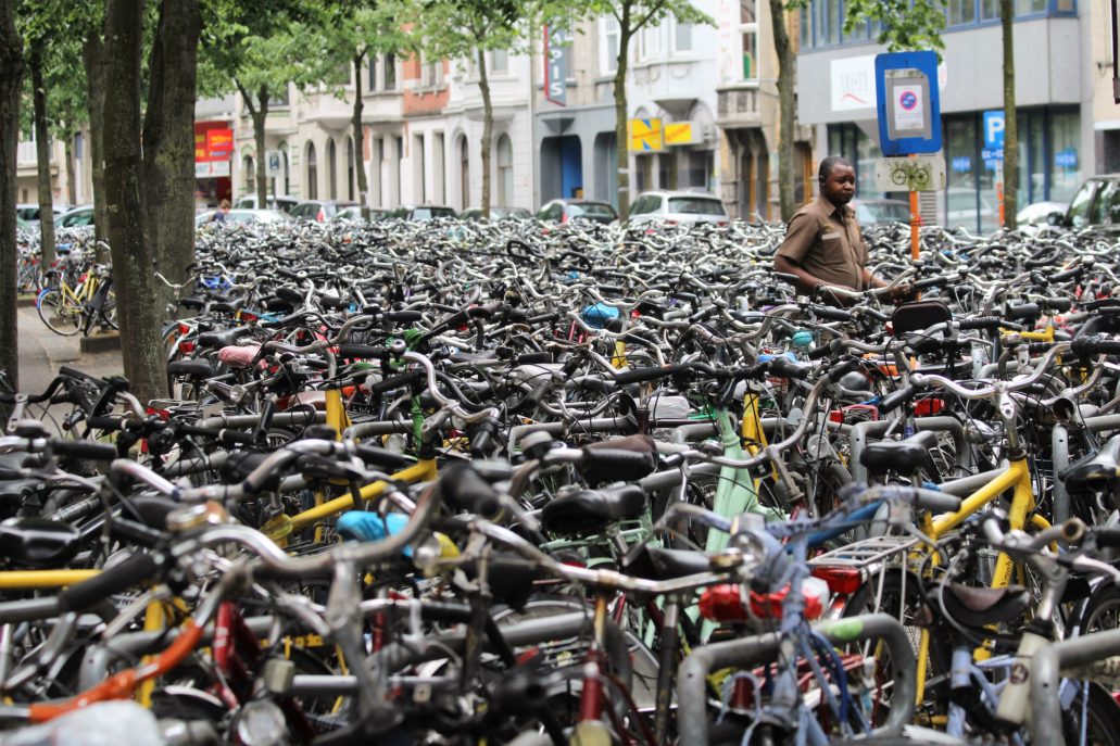 W pobliżu dworca kolejowego Gent-Sint-Pieters w Gandawie wyraźnie brakuje miejsc parkingowych dla rowerów. Fot. Jerzy S. Majewski