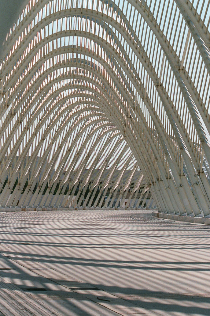 Ateny. Stylizowana, niczemu niesłużąca stoa projektu Santiago Calatravy przed stadionem w Atenach. Fot. Jerzy S. Majewski