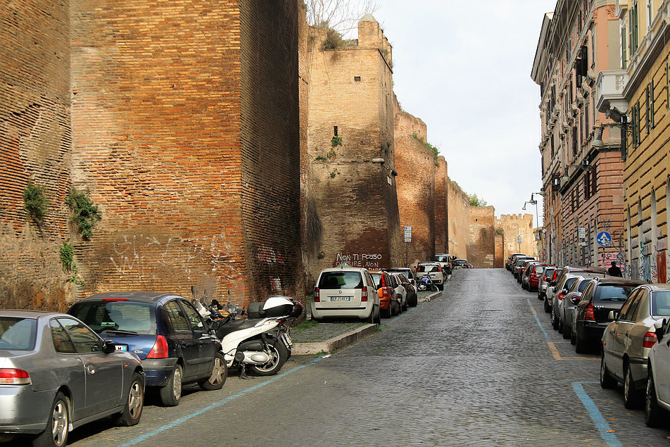 Rzym. Mury aureliańskie, budowane jeszcze w III w. przez cesarza Aureliana, zachowały się niemal na całym obwodzie. Mają kilkanaście kilometrów długości. Fot. Jerzy S. Majewski